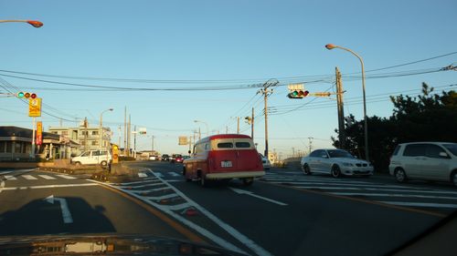 nice car at the beach road  - photo : LEICA D-LUX3 DC Vario-Elmarit f2.8-4.9/9-23 ASPH