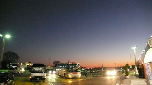 twilight parking  - photo : LEICA D-LUX3 DC Vario-Elmarit f2.8-4.9/9-23 ASPH