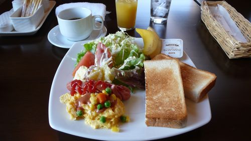 breakfirst  - photo : LEICA D-LUX3 DC Vario-Elmarit f2.8-4.9/9-23 ASPH