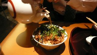 dumb way to eat  おい、お茶が入るスペースがないだろ